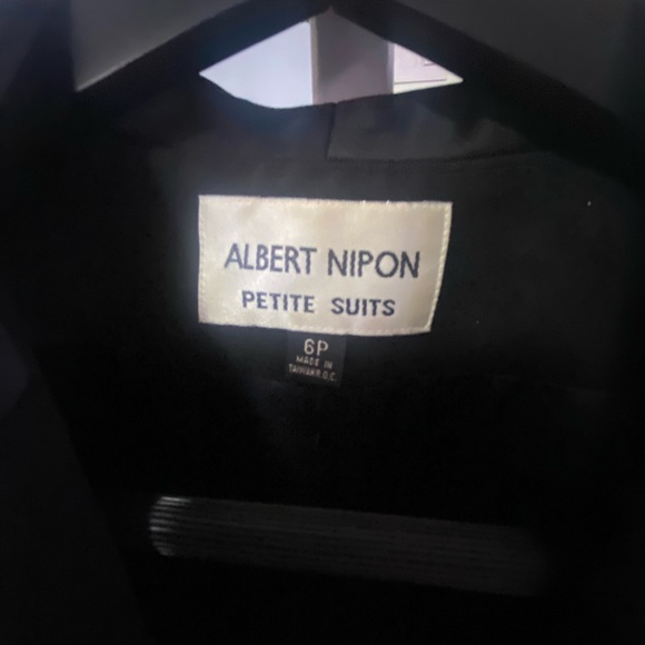 Detailed Albert Nipon blazer, black with beautiful vintage buttons! - Picture 4 of 6